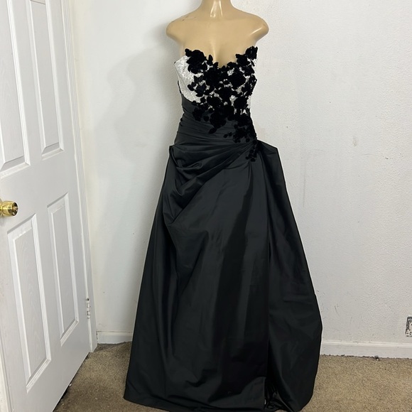 MONISHA BLACK SILVER TOP 3D FLORAL GOWM DRESS SIZE 8 - Picture 5 of 16